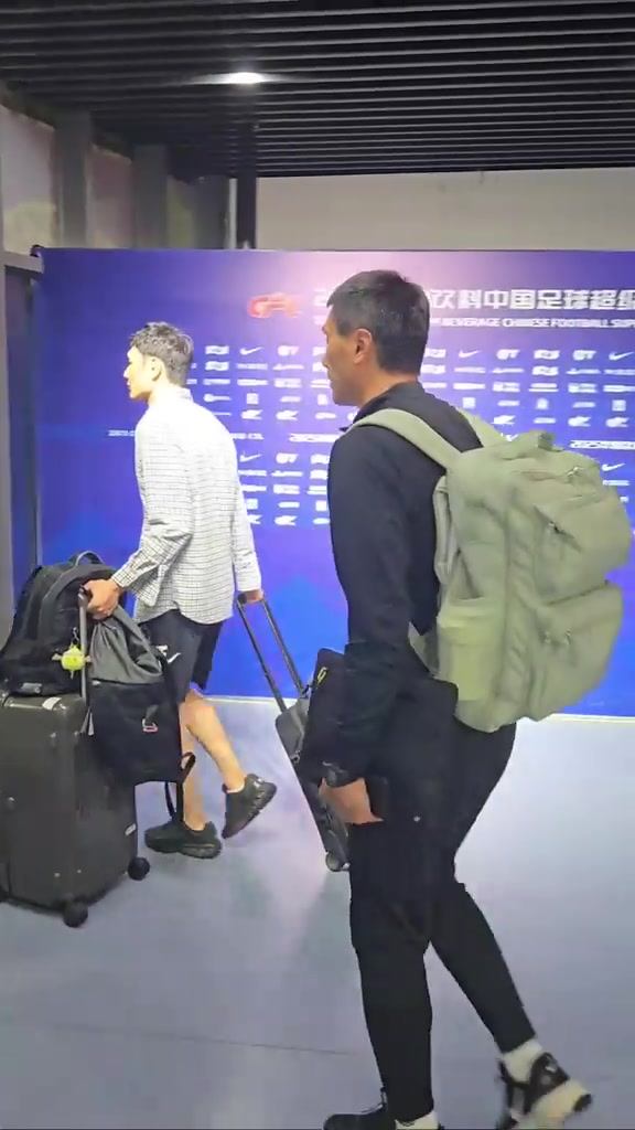 邵佳一楊智遇到區(qū)楚良猜猜三位前國腳會(huì)聊啥