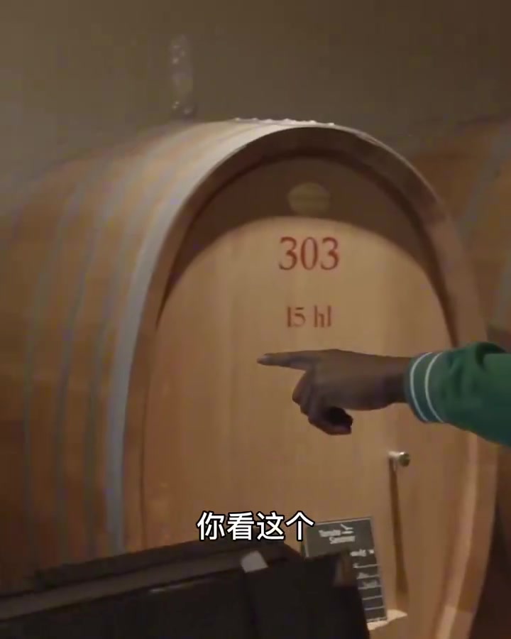吉米和好友去酒莊 不忘給庫里帶一桶給30號(hào) 我的控球后衛(wèi)