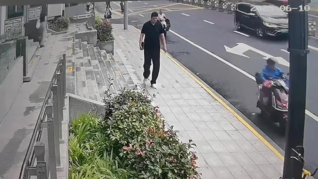 太太太顯眼了姚明近日走路被路人翻監(jiān)控看到 行人拿手機拍攝