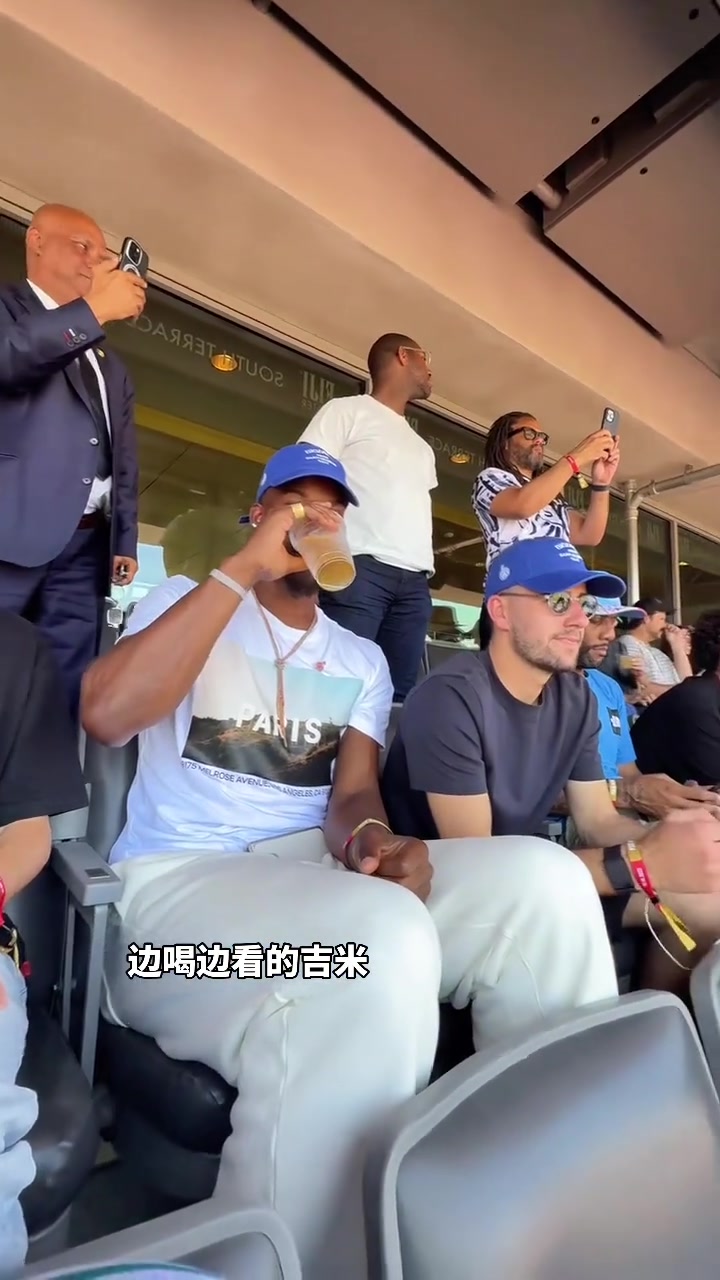 邊喝邊看的吉米巴特勒在場(chǎng)看著巴黎圣日耳曼的比賽