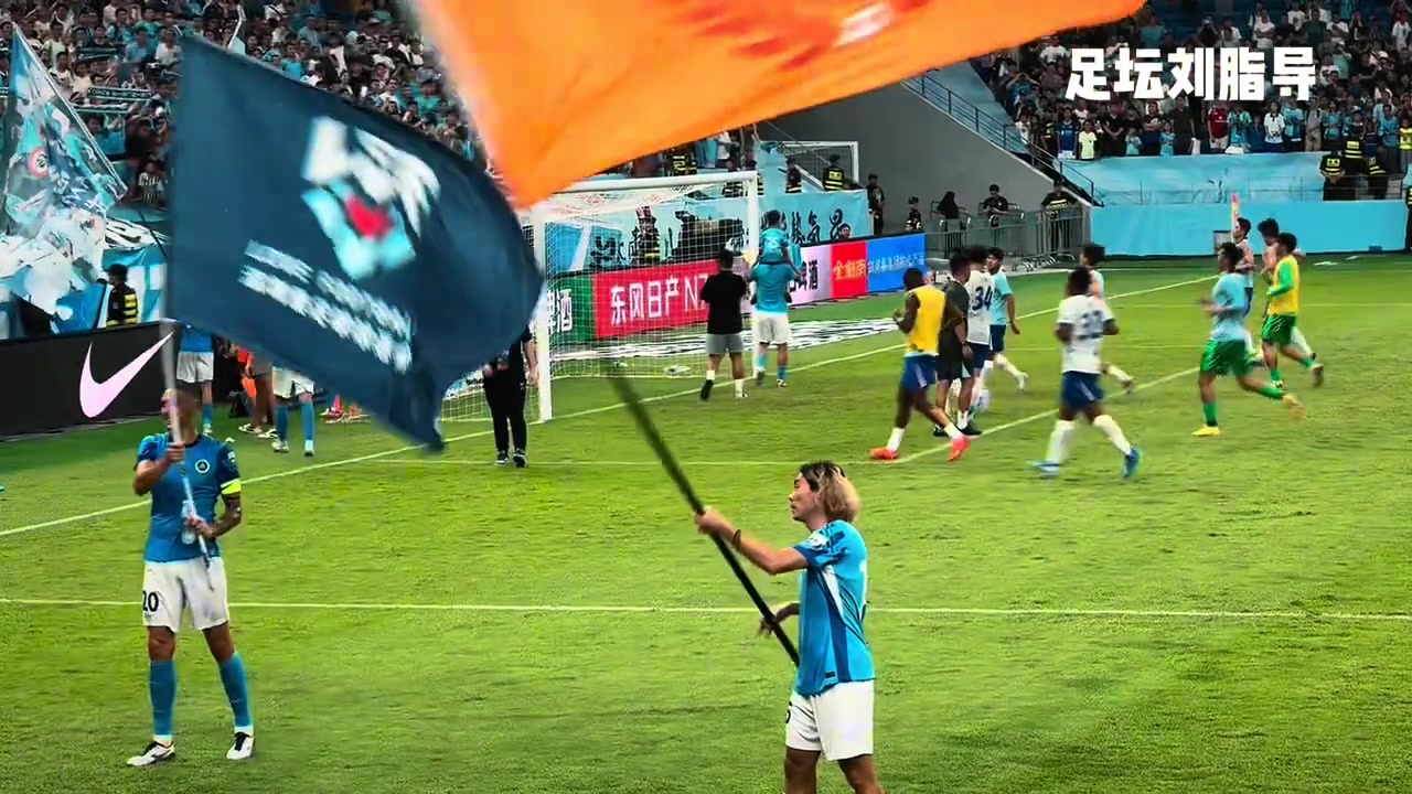 勝敗兩重天深圳新鵬城球員賽后熱情慶祝申花替補球員默默加練