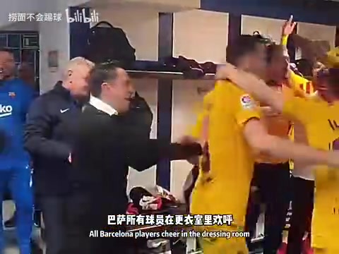 當巴薩合照加維掏出十號球衣一旁的阿爾巴看了好幾眼確認名字