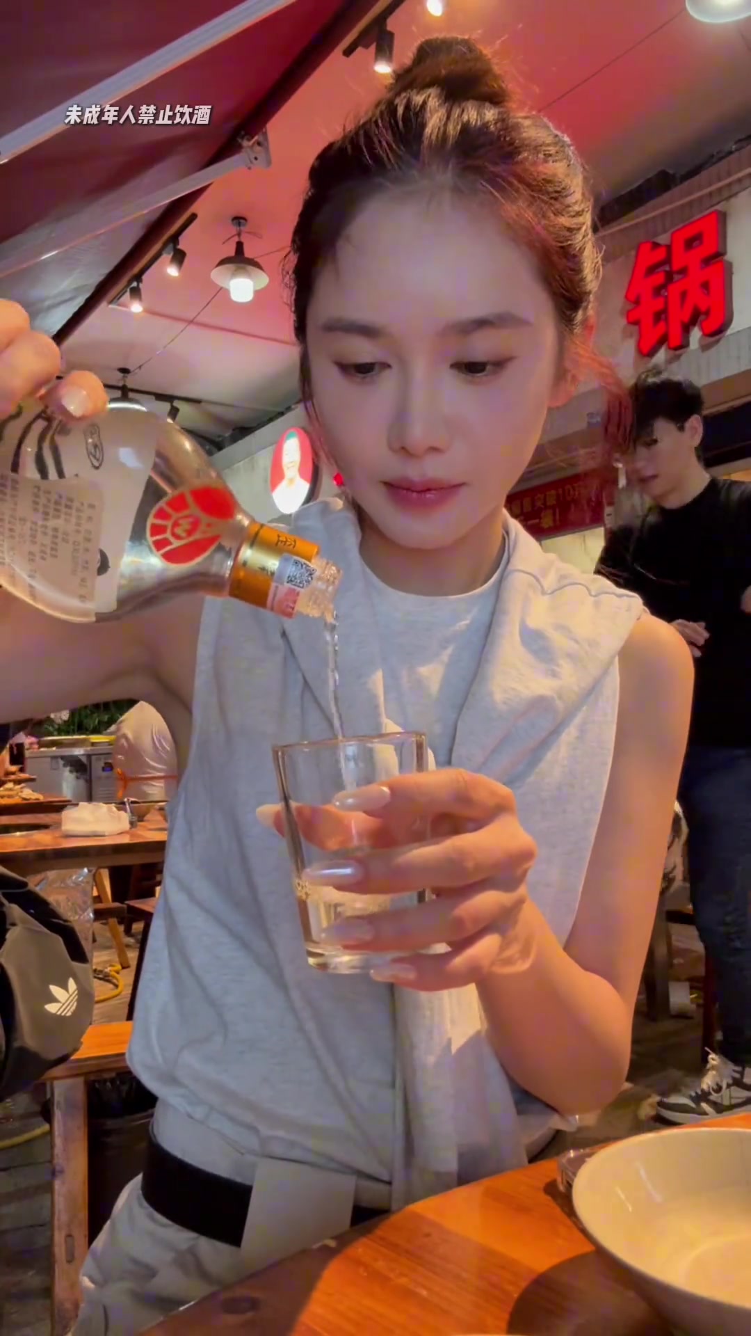 酒量可以啊美娜曬視頻看看53歲女主持人下班后的快樂(lè)有多簡(jiǎn)單