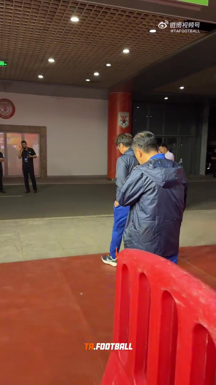 泰山球迷為什么不出席發(fā)布會就這么灰溜溜的走了還要臉嗎