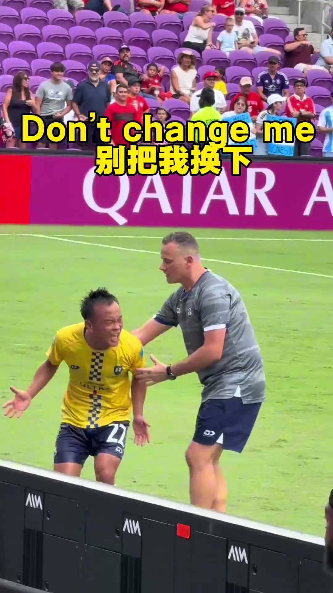 不想被換下周通頭被球打到隊(duì)醫(yī)想把他換下周通不愿下場(chǎng)怒吼