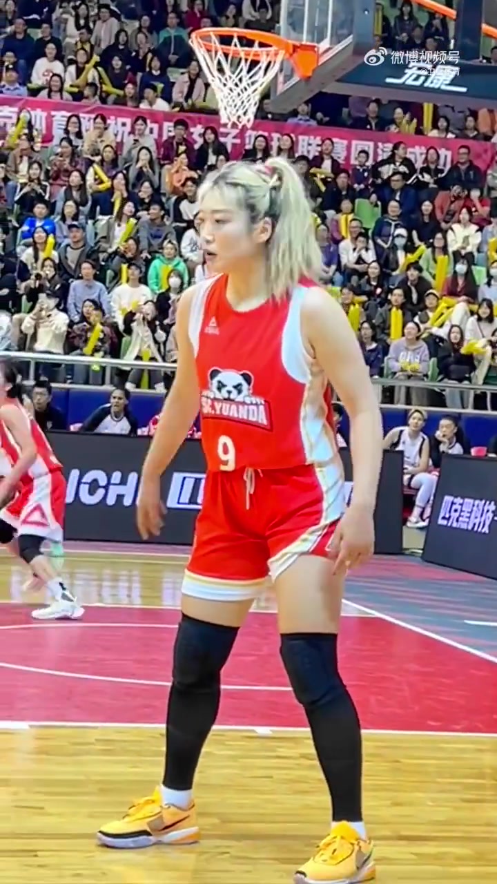 真的強壯李夢這大塊頭在女籃球員里就是勒布朗