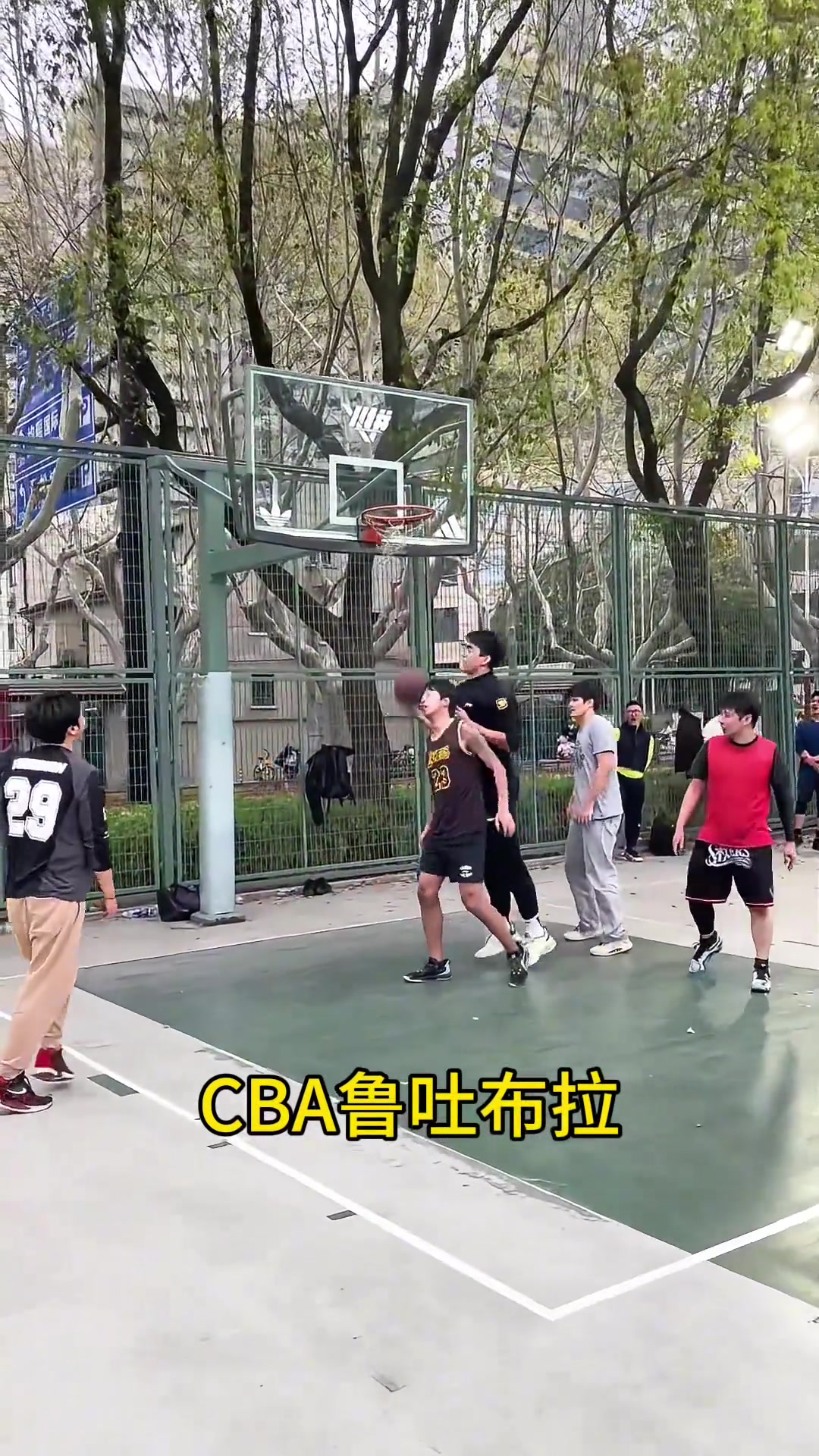 國產(chǎn)濃眉CBA替補中鋒魯吐布拉野球局隨便隔扣
