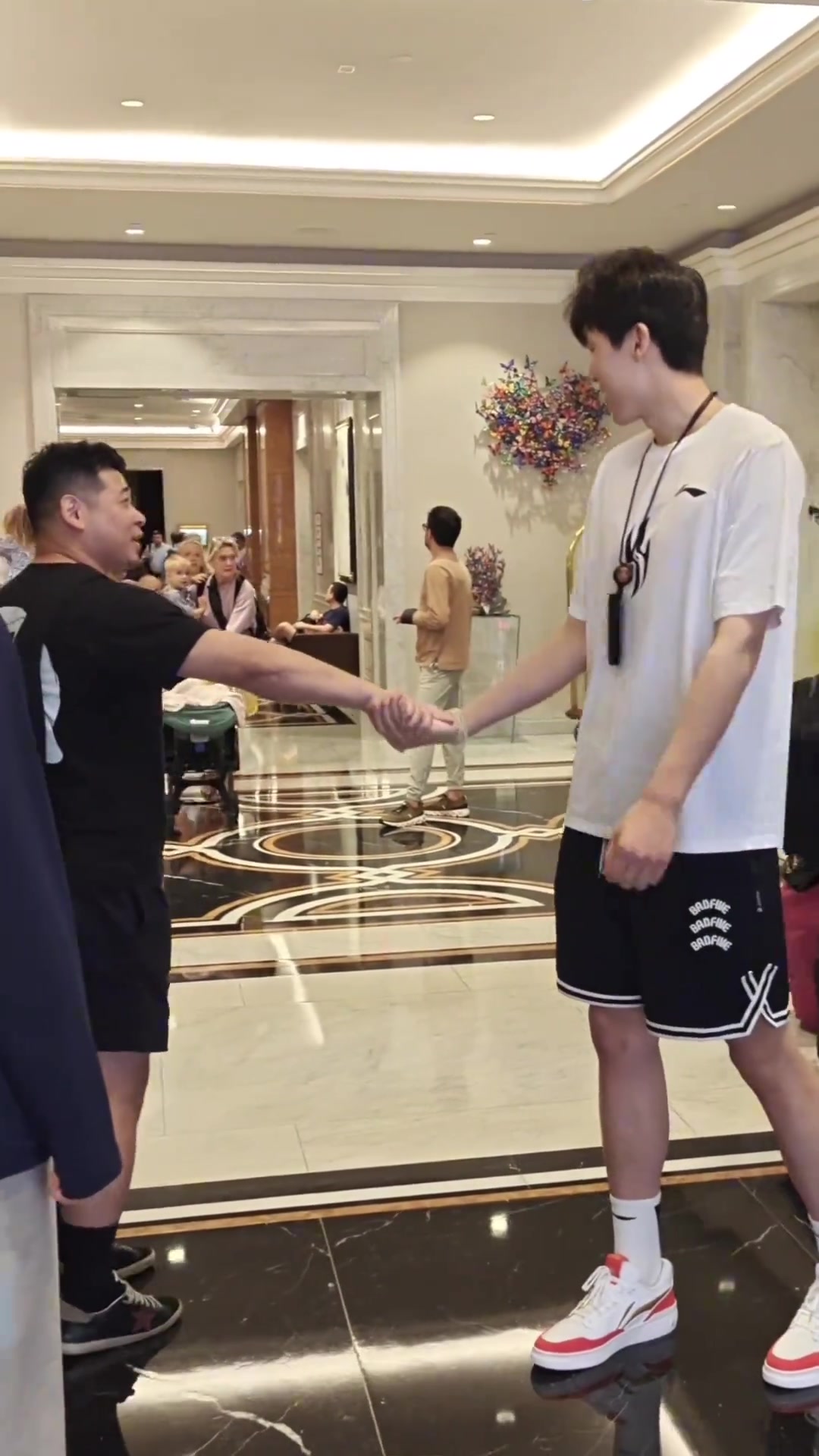 選秀結(jié)束后第二天瀚森立即就啟程出發(fā)波特蘭正式開啟NBA生涯 選秀結(jié)束后第二天瀚森立即就啟程出發(fā)波特蘭正式開啟NBA生涯
