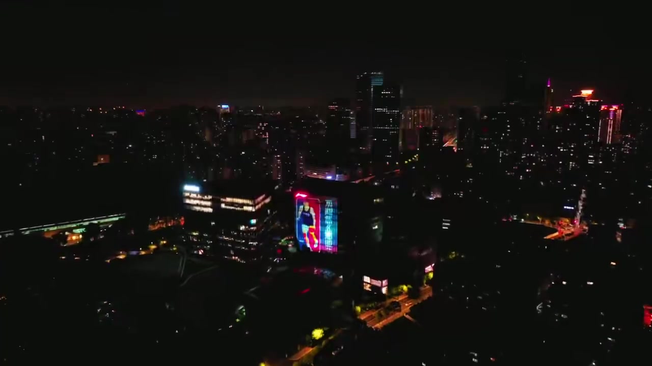 上海李寧中心外立面昨晚投放巨幅海報慶祝楊瀚森進入NBA 上海李寧中心外立面昨晚投放巨幅海報慶祝楊瀚森進入NBA