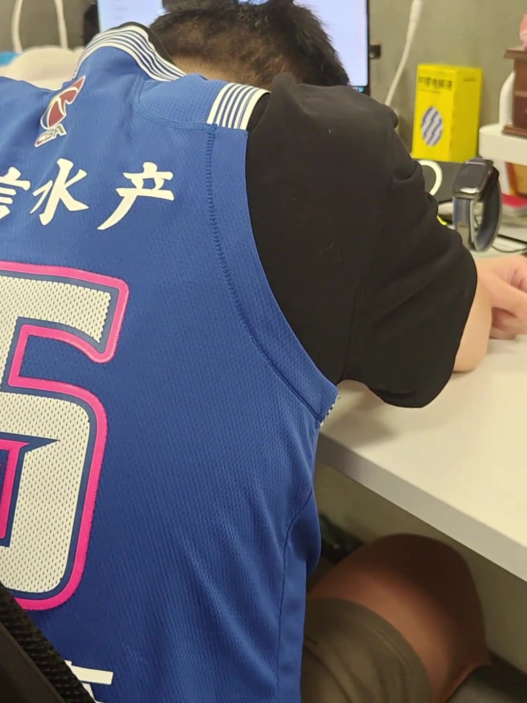 哭慘了CBA青島的楊瀚森球迷看到楊瀚森被選中后喜極而泣 哭慘了CBA青島的楊瀚森球迷看到楊瀚森被選中后喜極而泣