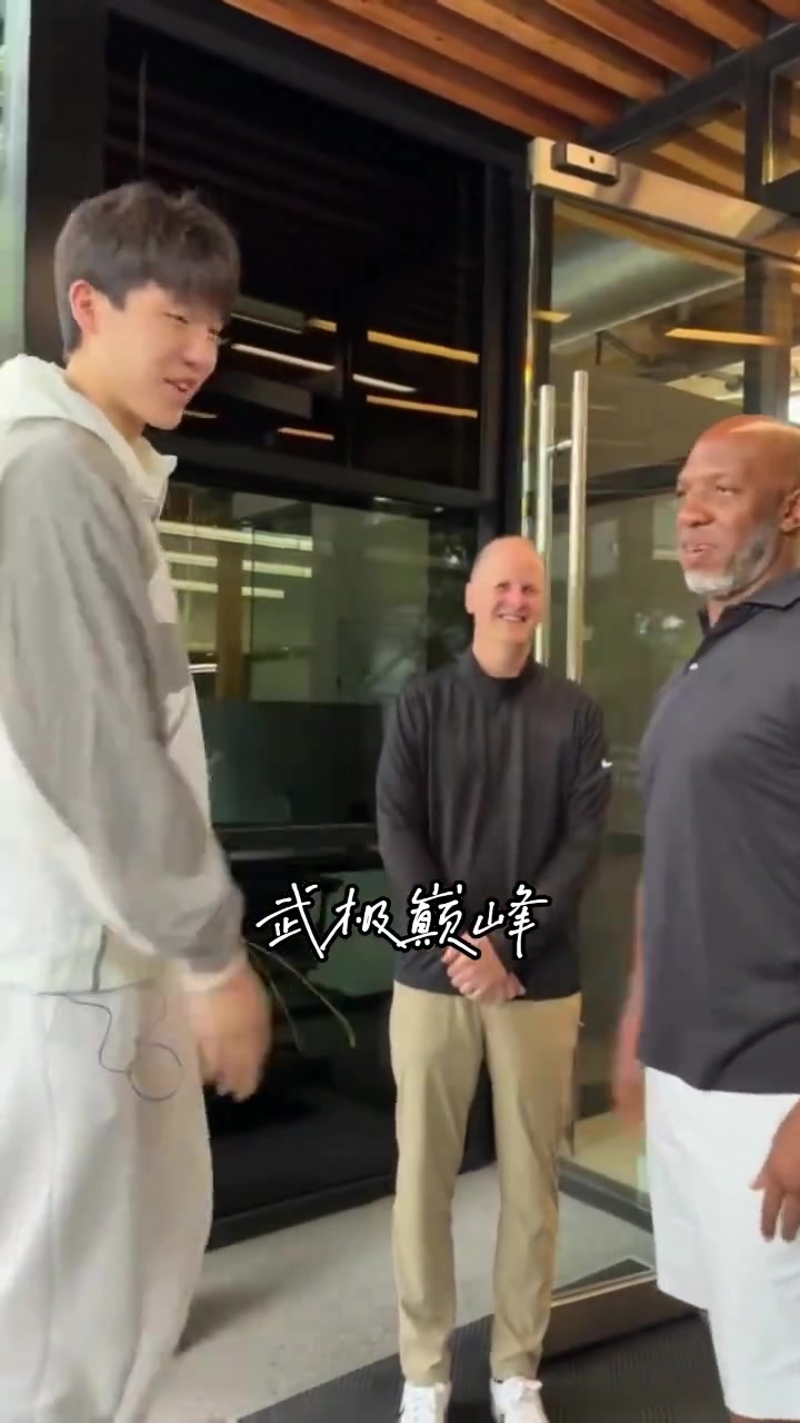 楊瀚森抵達(dá)開(kāi)拓者之后 和工作人員寒暄過(guò)后先干飯哈