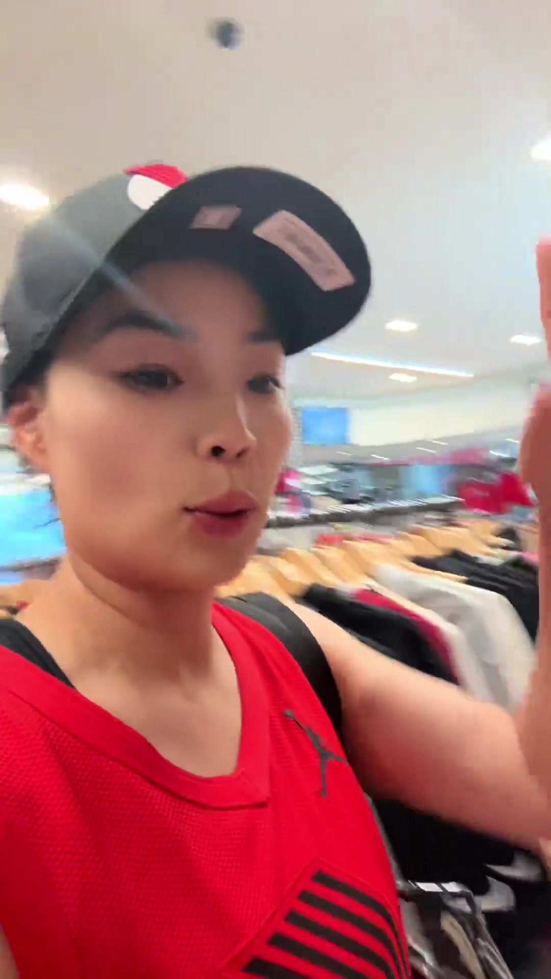 太火了女網(wǎng)友開(kāi)拓者專賣店的機(jī)器都印冒煙了 都是楊瀚森16號(hào)球衣訂單