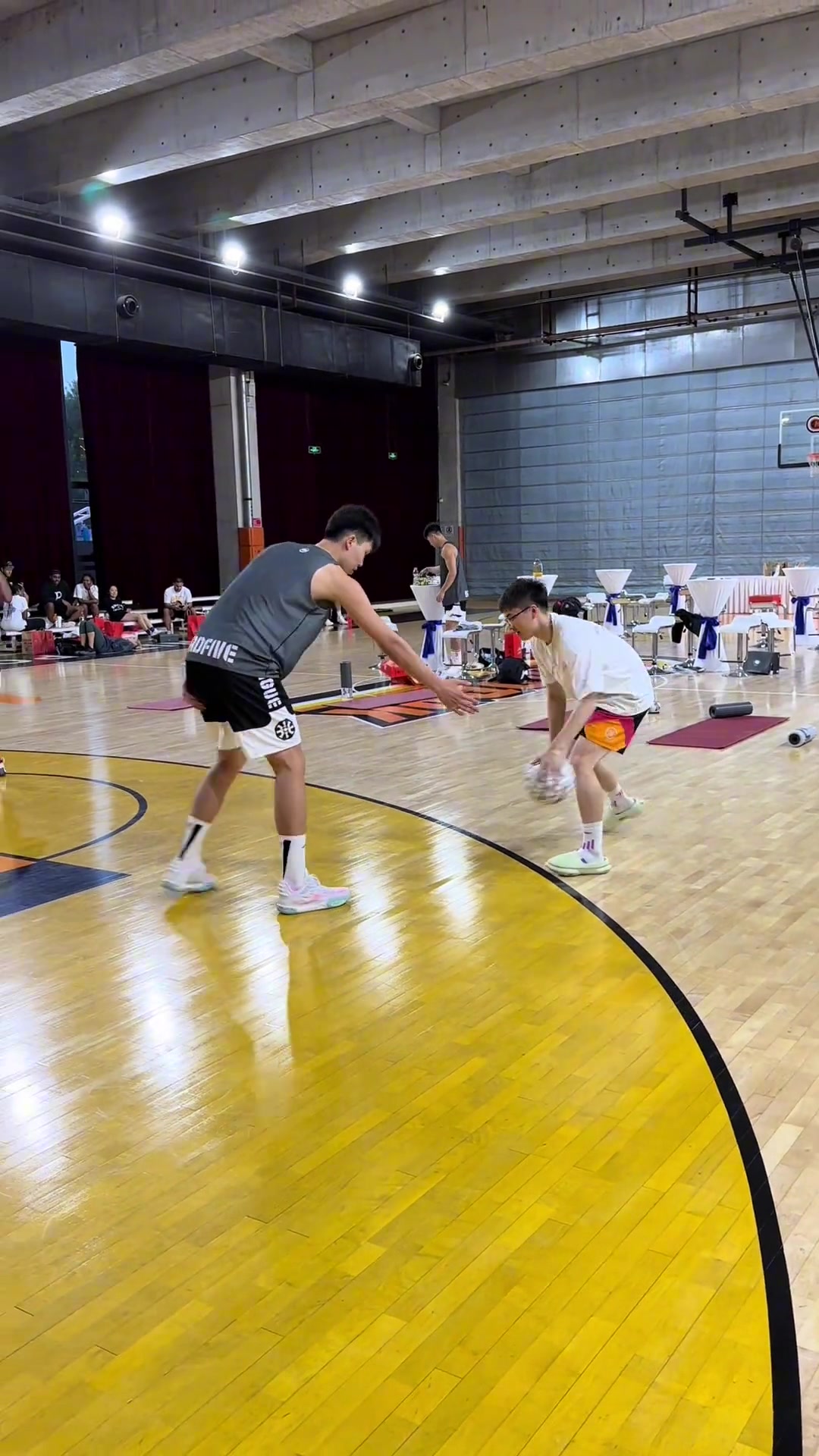 球迷曬和楊瀚森單挑NBA首輪16號(hào)秀說(shuō)打也就打了 球迷曬和楊瀚森單挑NBA首輪16號(hào)秀說(shuō)打也就打了