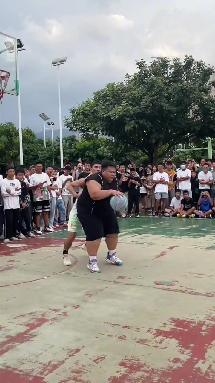 讓你感受一下300斤的對(duì)抗