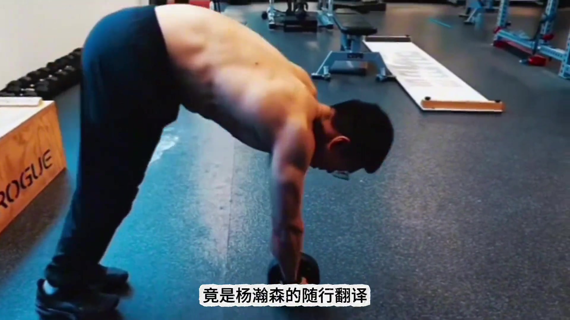 楊瀚森開(kāi)拓者發(fā)布會(huì)他幫了大忙小楊的隨行翻譯因高情商被夸贊