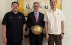 楊鳴、小劉受邀領(lǐng)館，遼籃外援選擇非美，未來(lái)更便利。