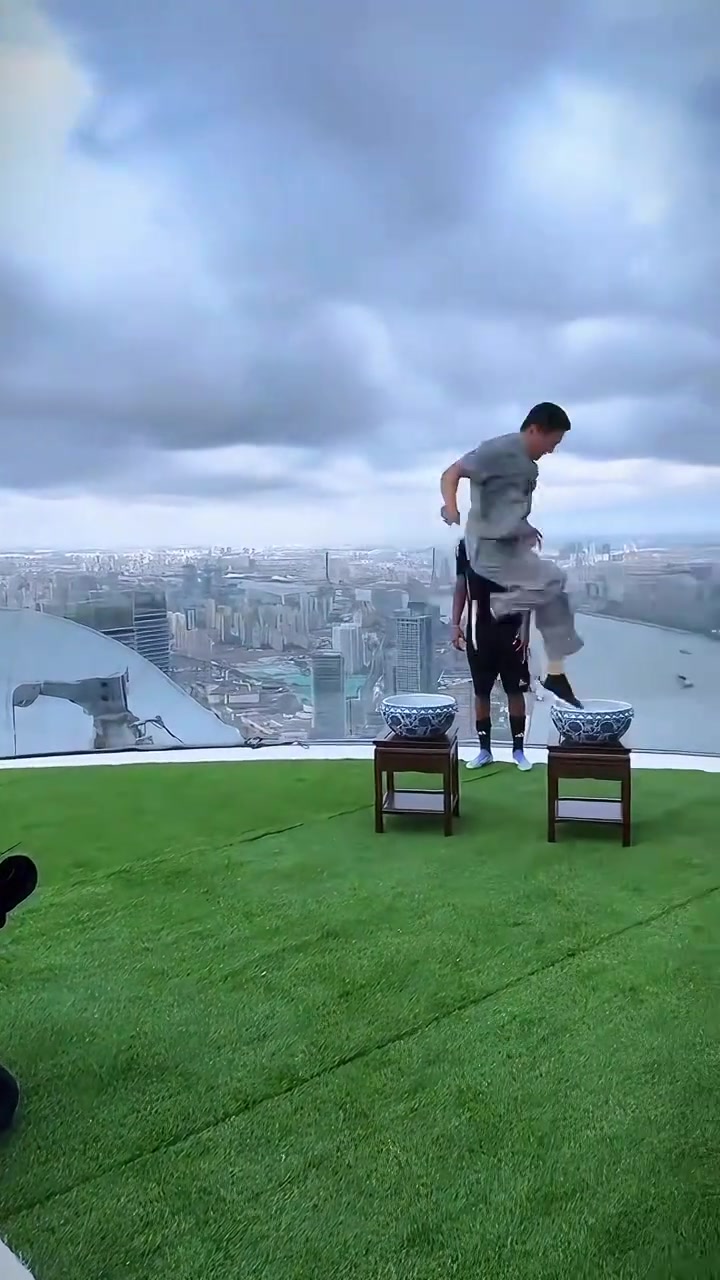 驚呆啦亞馬爾到達上海體驗中國功夫輕功水上漂