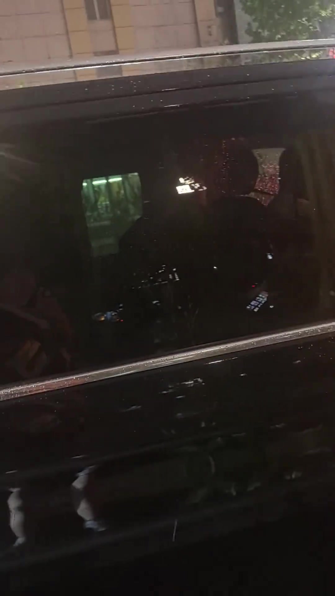 小小年紀(jì)已是很多中國孩子的偶像亞馬爾球迷偶遇乘車的亞馬爾