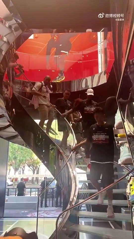 笑死巴特勒此前中國(guó)行體驗(yàn)快捷支付一臉懵逼我的錢怎么沒(méi)了