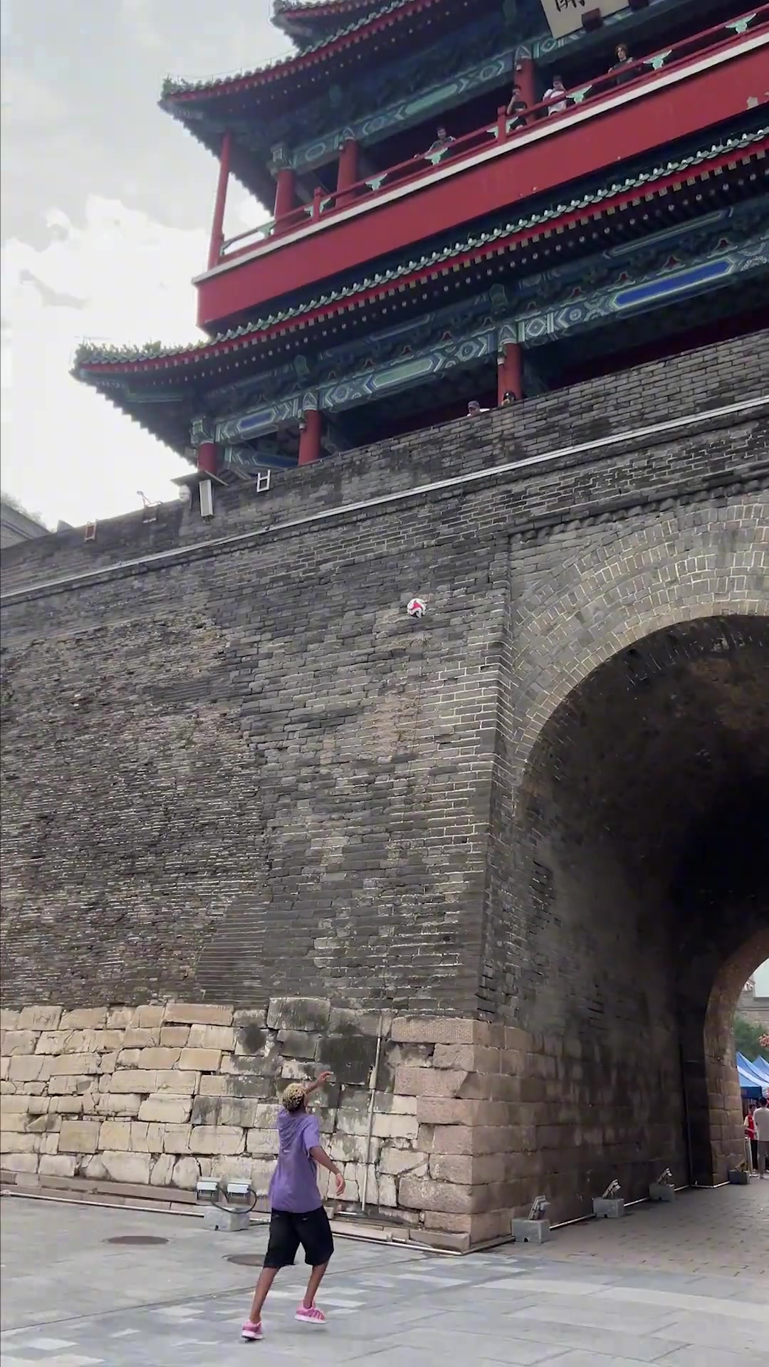 亞馬爾在長城挑戰(zhàn)高空停球一個大腳把鞋踢飛
