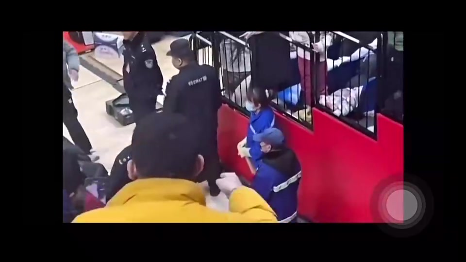 楊瀚森此前在CBA受傷時離場遭球迷辱罵CNM死去吧 楊瀚森此前在CBA受傷時離場遭球迷辱罵CNM死去吧