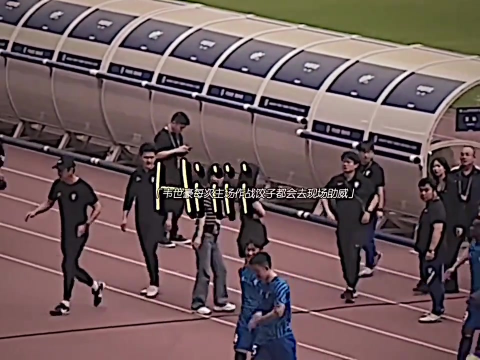 那可是韋世豪一見鐘情陪伴了韋世豪十年的女孩呀怎能受欺負(fù)