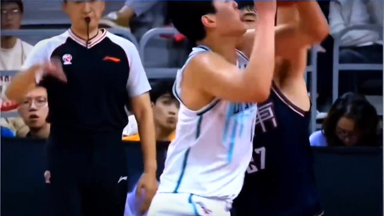 這動(dòng)作在NBA高低整個(gè)惡意犯規(guī)吧 這動(dòng)作在NBA高低整個(gè)惡意犯規(guī)吧