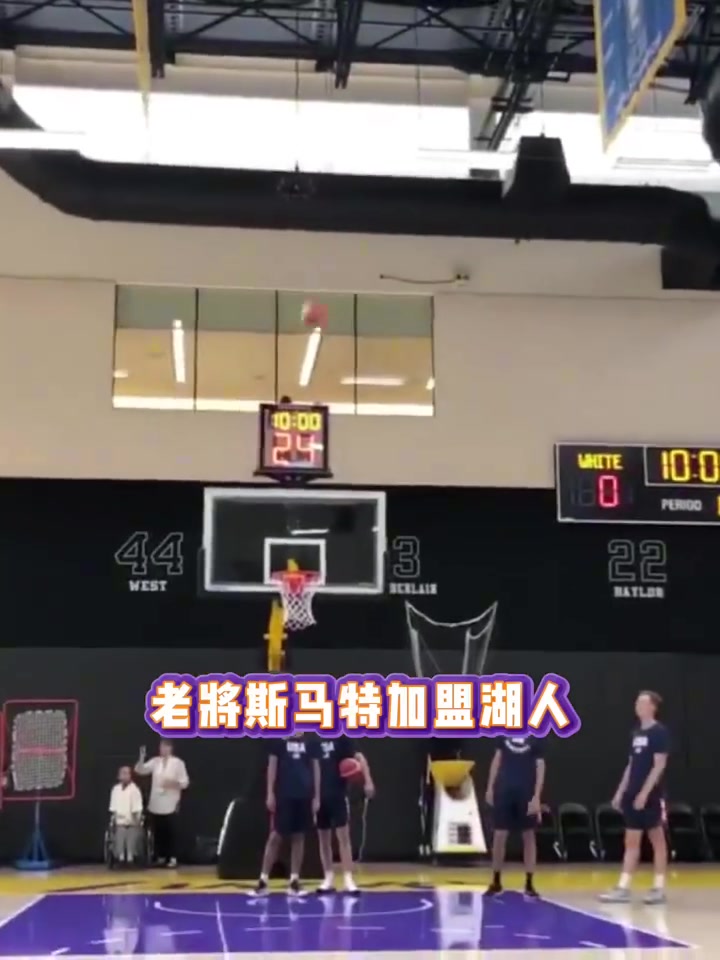 跟東契奇學(xué)的斯瑪特這坐地上扔進(jìn)半場(chǎng)三分實(shí)在有點(diǎn)東西啊 跟東契奇學(xué)的斯瑪特這坐地上扔進(jìn)半場(chǎng)三分實(shí)在有點(diǎn)東西啊