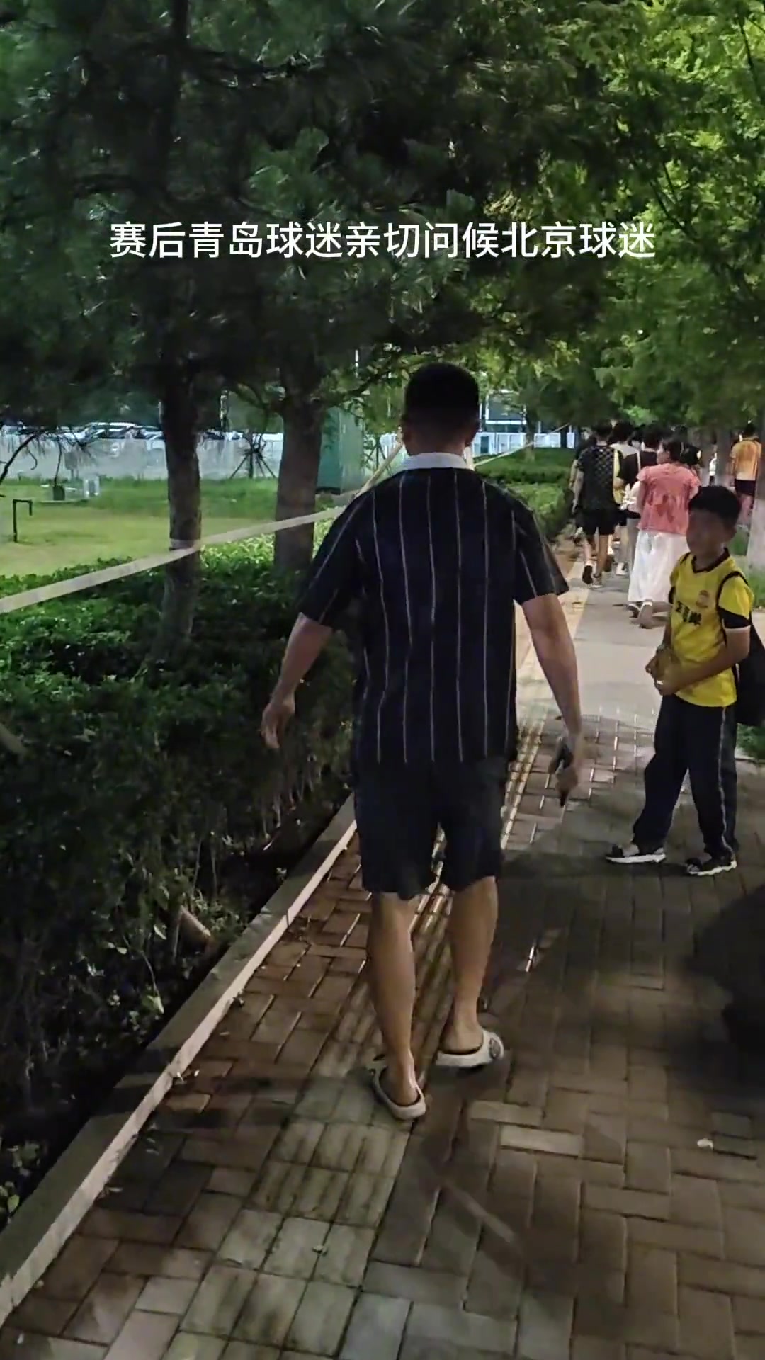 扎心了老鐵實(shí)拍西海岸球迷對(duì)著國(guó)安球迷高喊申花是冠軍 扎心了老鐵實(shí)拍西海岸球迷對(duì)著國(guó)安球迷高喊申花是冠軍